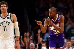 -关于四川队完胜雄鹿，布克统治全场的信息