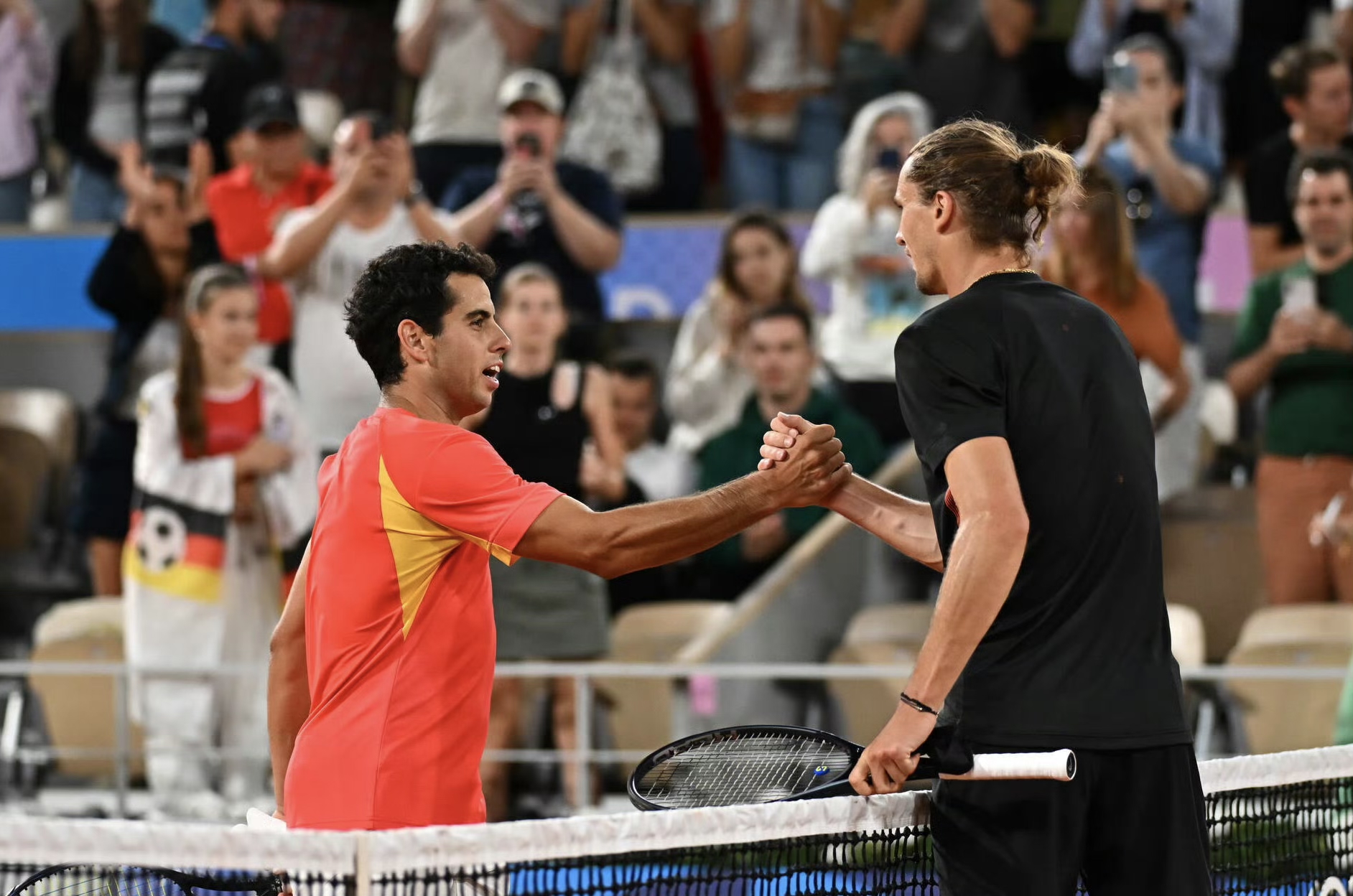 西班牙网球选手成功击败对手，晋级八强