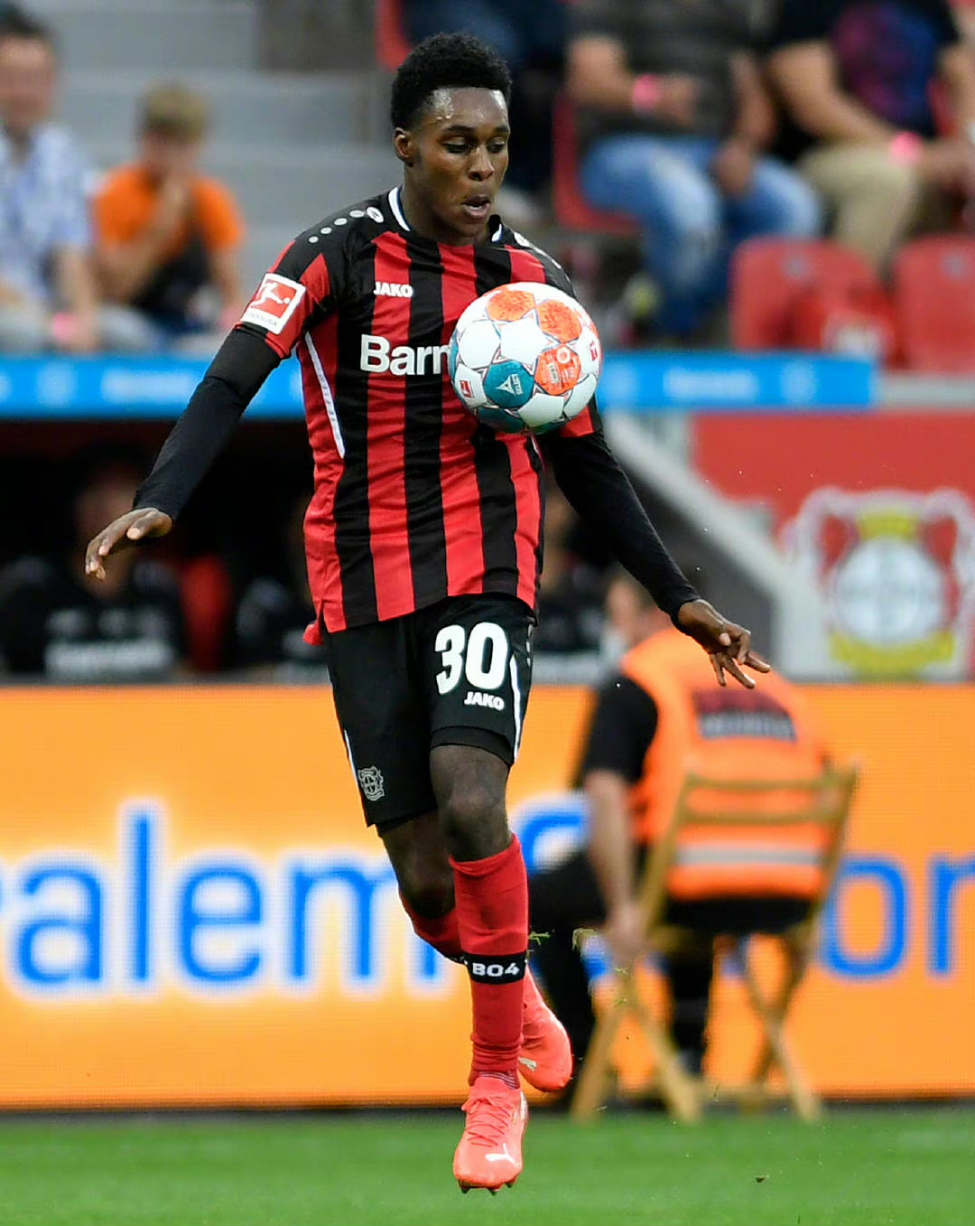 加蓬足球明星被誉为新一代领袖