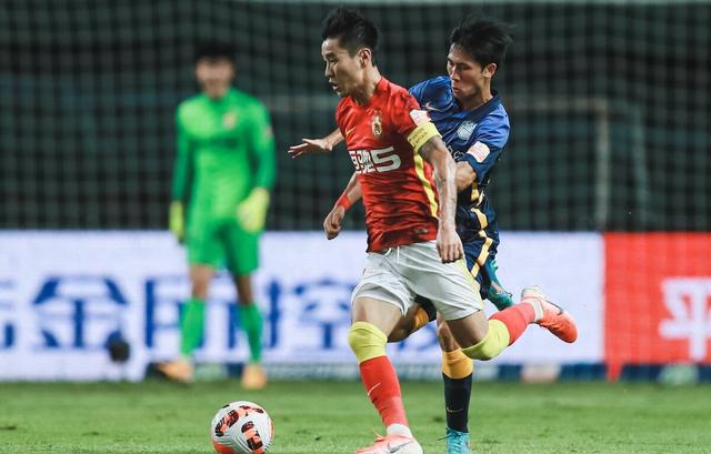 关键时刻！球员聚精会神准确投篮，扳平比分的简单介绍