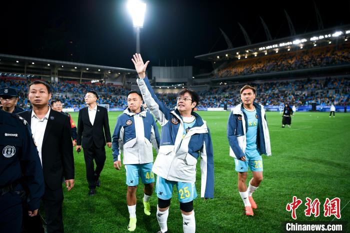 国内足球比赛场上擦出激情火花 国内足球比赛场上擦出激情火花