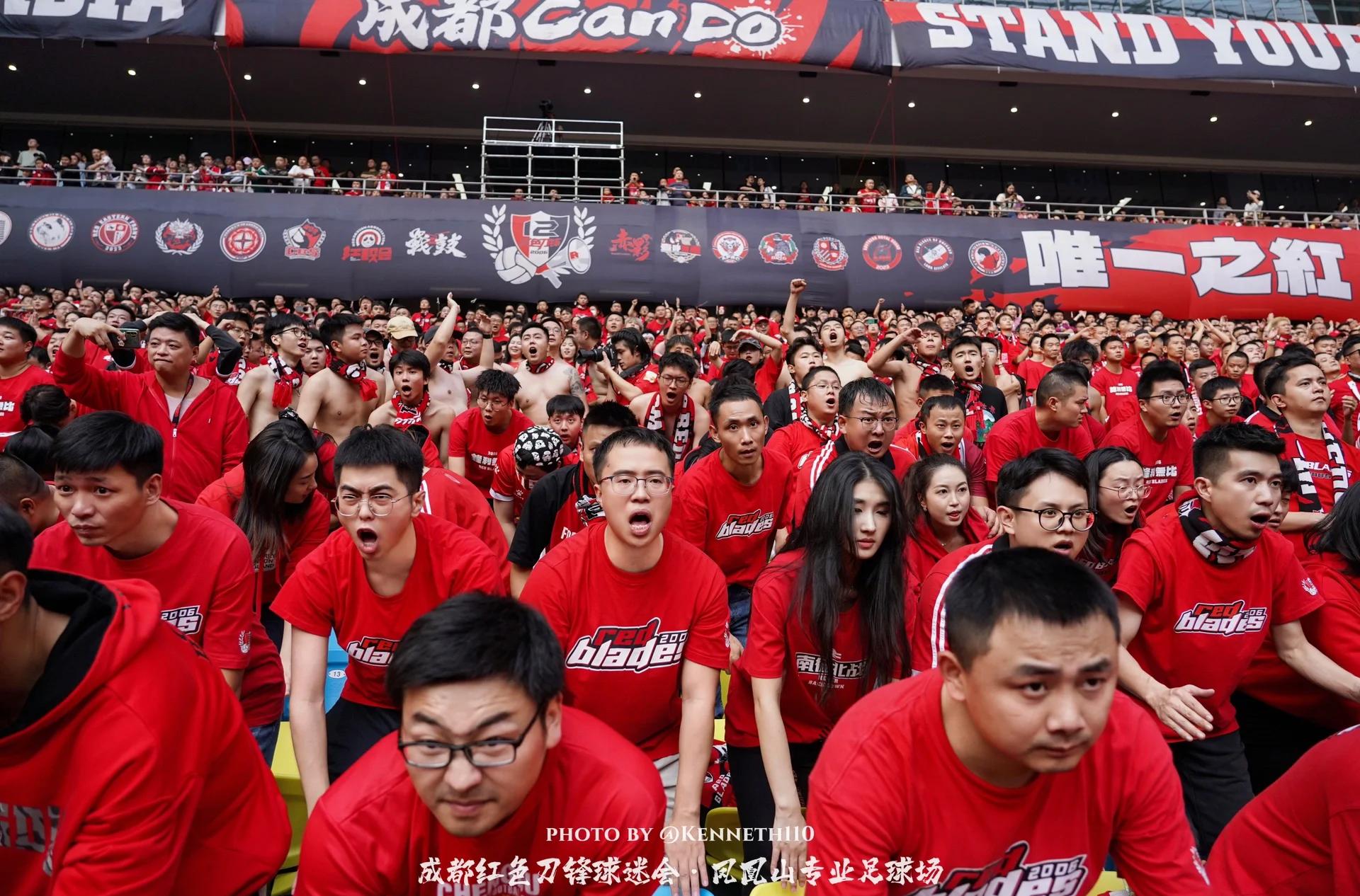 国内足球比赛场上擦出激情火花 国内足球比赛场上擦出激情火花