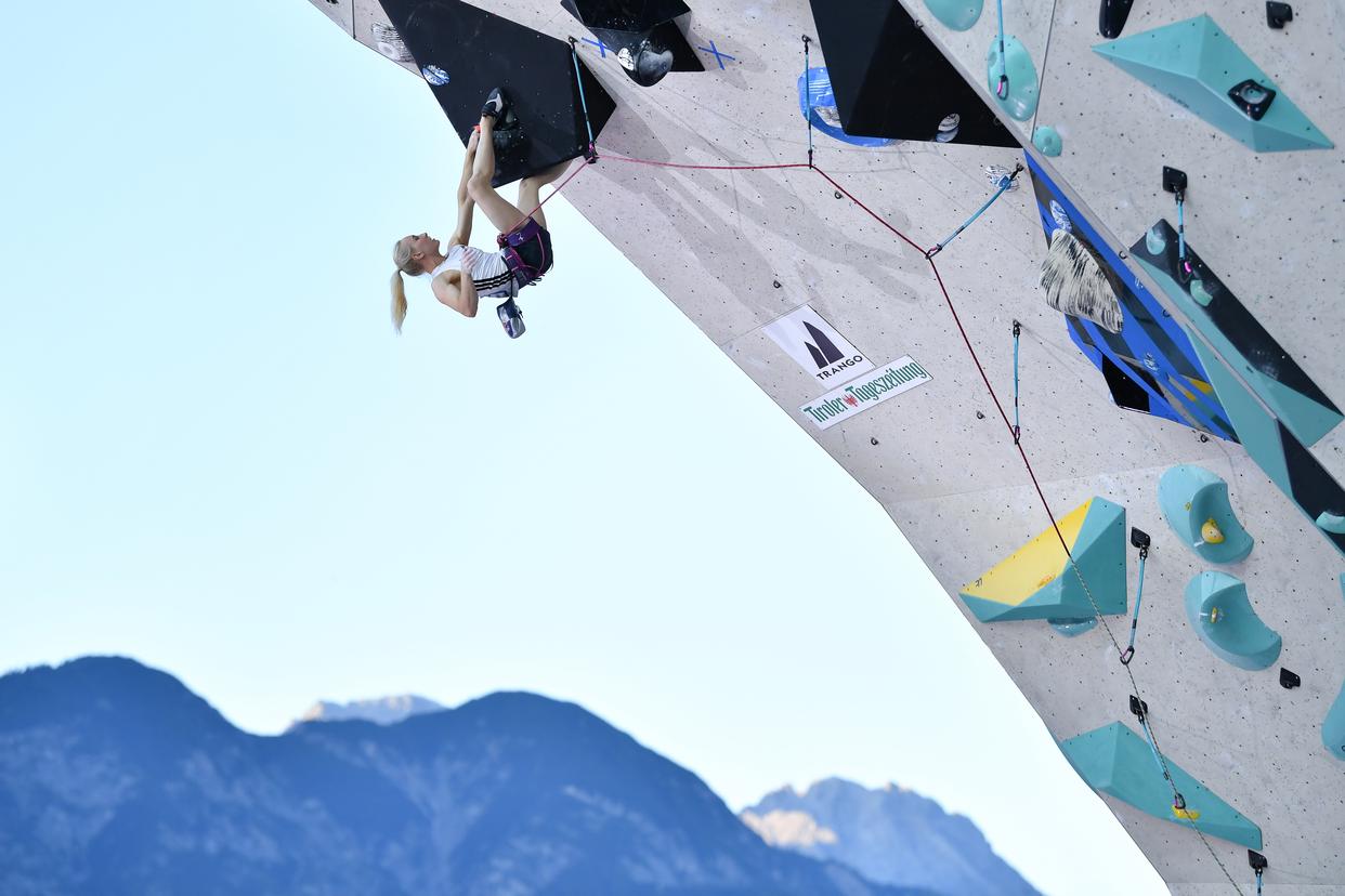 斯洛文尼亚攀岩选手登顶胜出 斯洛文尼亚攀岩选手登顶胜出