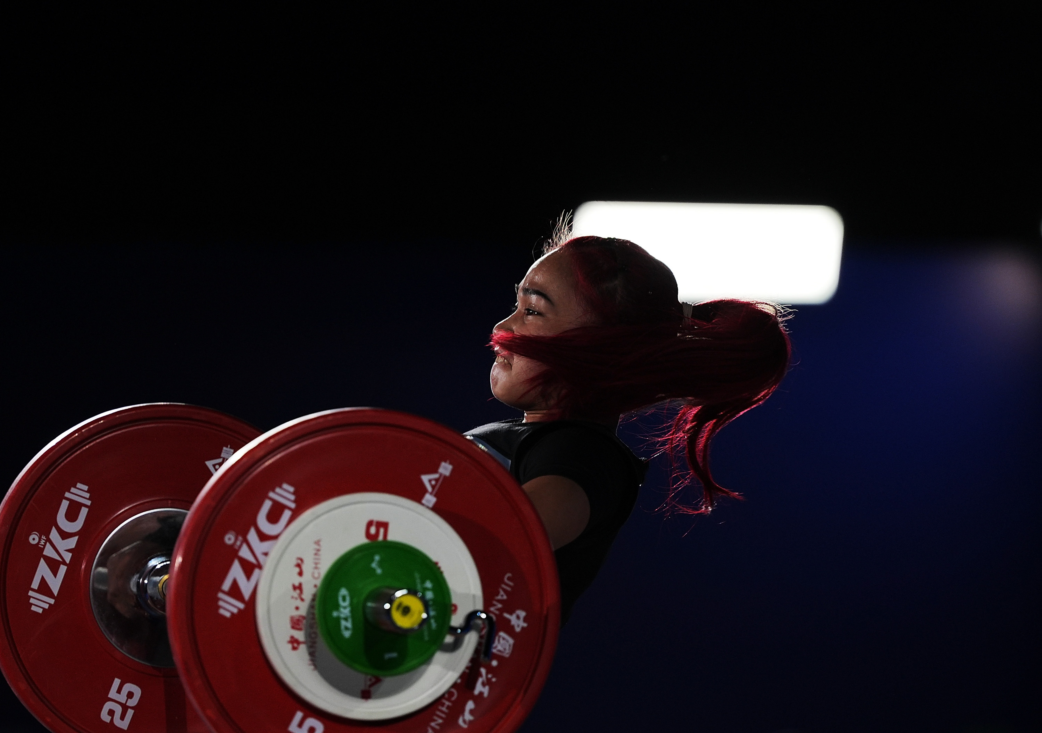 加拿大女子举重选手创造新记录夺冠