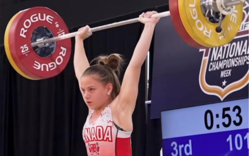 加拿大女子举重选手创造新记录夺冠