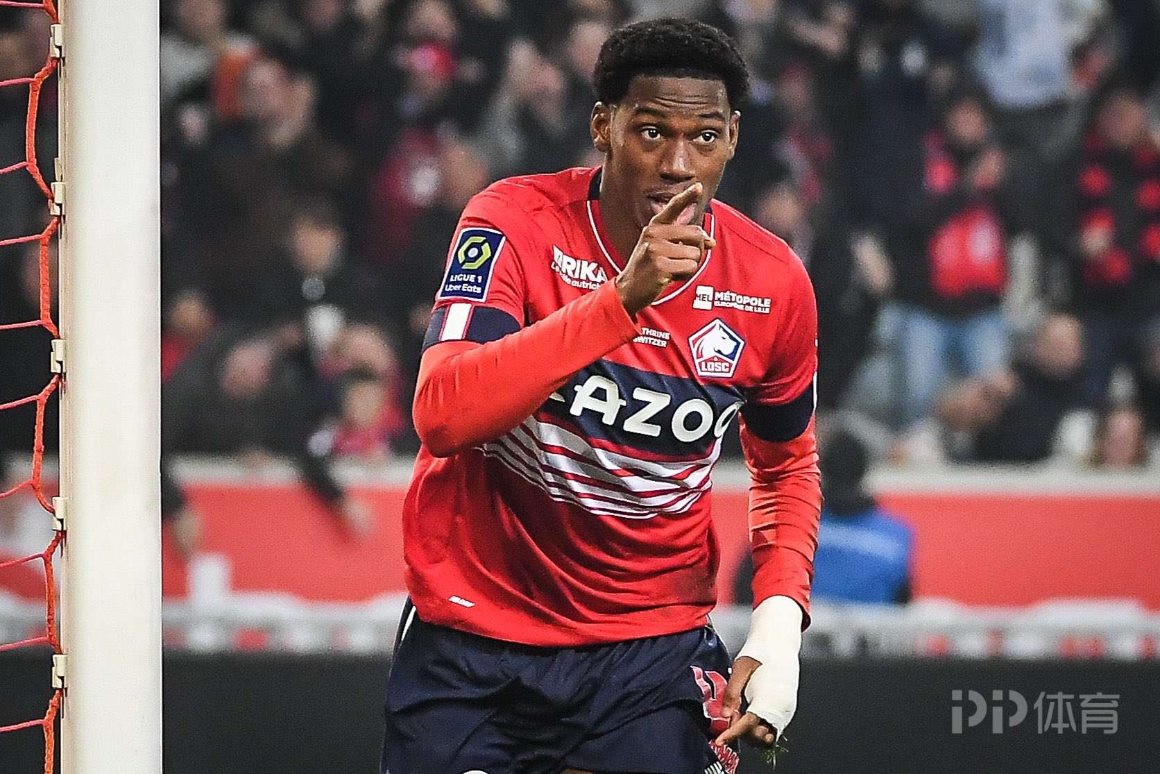 前锋与俱乐部谈判个人赛季目标及报酬问题的简单介绍