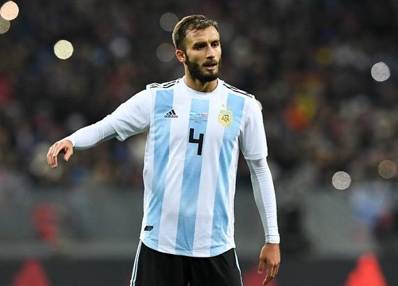 关于西里古队在比赛中发挥出色，凭借进攻力夺得胜利的信息