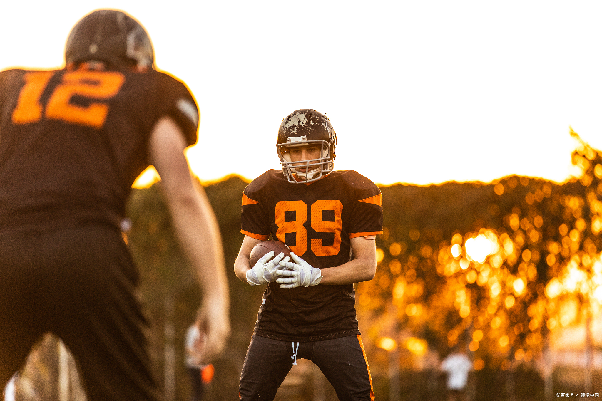 橄榄球选手发挥出色，荣膺最佳MVP的简单介绍