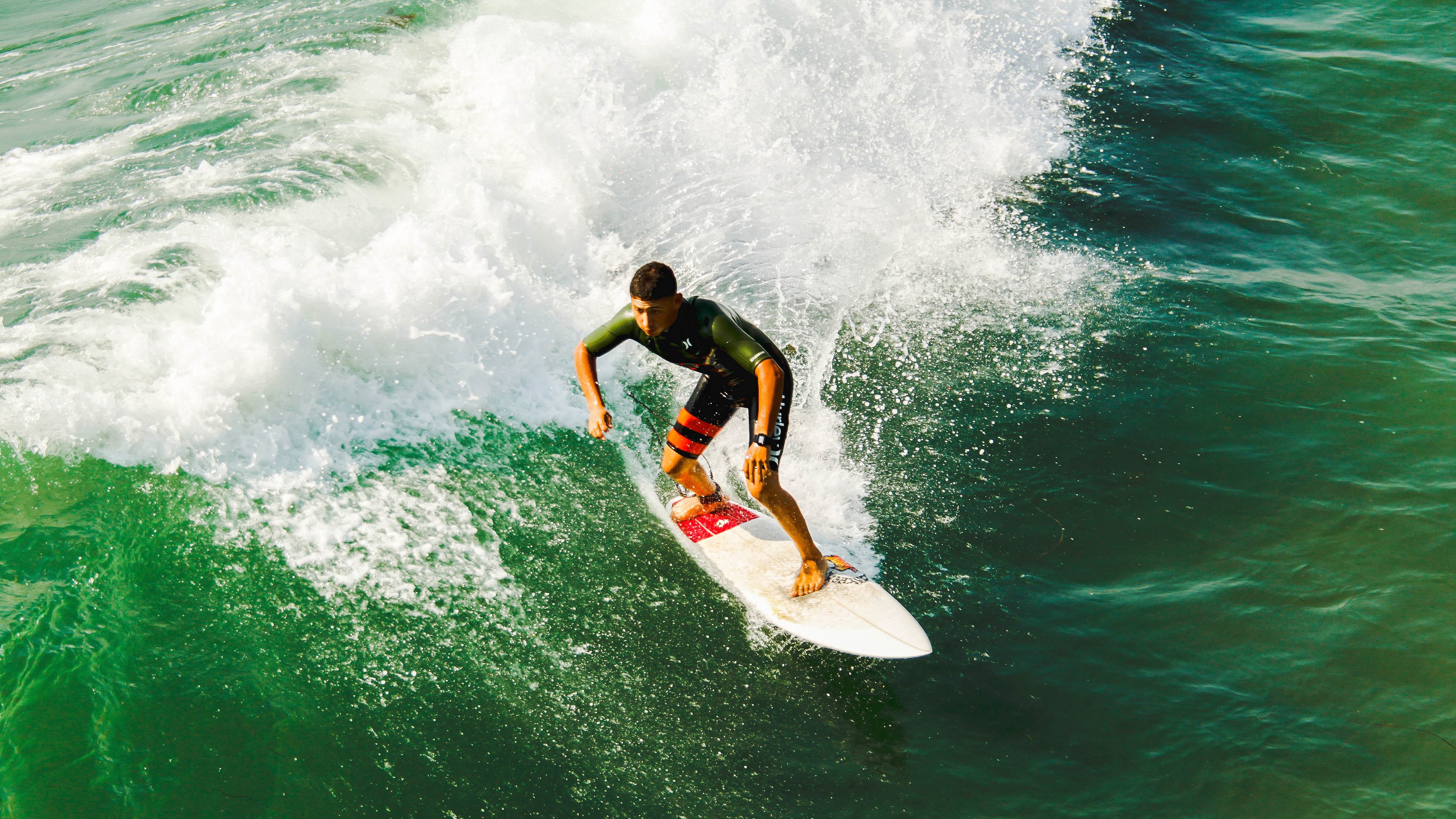 唯一性的双重奏，当孔德在达喀尔街道扣下扳机