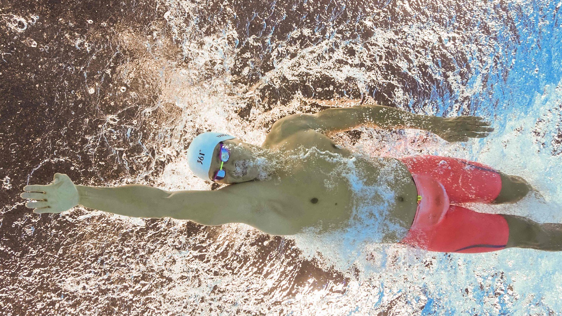 足球之美的两幅面孔,京多安的孤星闪耀与罗马的红色雷霆